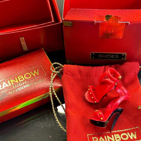 Rainbow High Mini Accessories Studio RED Crystal High Heels 👠 STRAP NEW - Picture 4 of 8